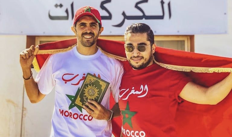 حاملان العلم الوطني والقرآن.. مؤثران مغربيان ينظمان رحلة من طنجة إلى الكركارات دعما لجهود الجيش المغربي (فيديو)