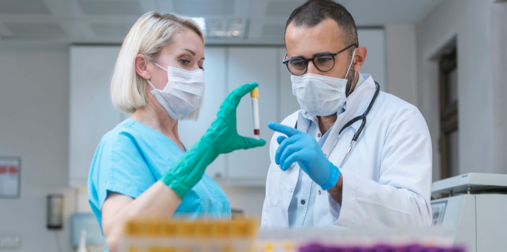 خبير مغربي: السلالة الجديدة لكورونا تصيب الأطفال والأعراض هي نفسها