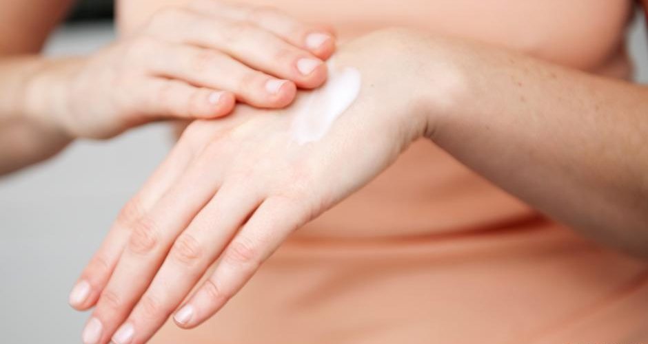 تعالج تشقق يديك في موجة البرد.. علاجات منزلية فعالة جربيها!