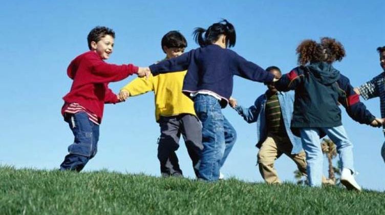 دراسة: خروج الأطفال في الهواء الطلق لمدة ساعتين يوميا يحسن من قدرتهم على مقاومة الأمراض