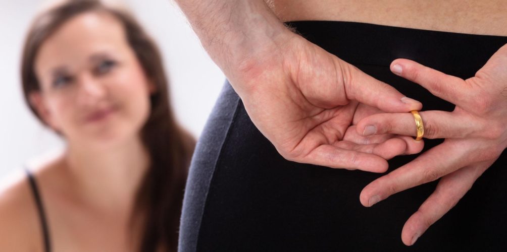 علاقة جنسية فاشلة/ إهمال/ انتقام.. أخصائية تكشف أسباب الخيانة الزوجية