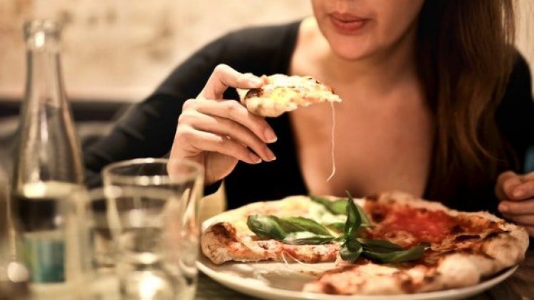 يؤدي إلى مشاكل صحية.. باحثون ينصحون بعدم تناول الطعام بسرعة