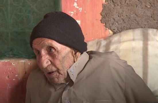 عمره 117.. معمر مغربي يتلقى اللقاح في أزيلال