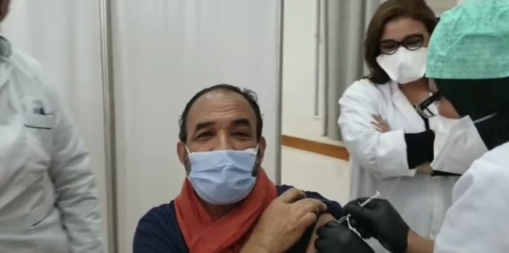 في الهرهورة.. رشيد الوالي يتلقى أول جرعة من اللقاح ضد كورونا (فيديو)