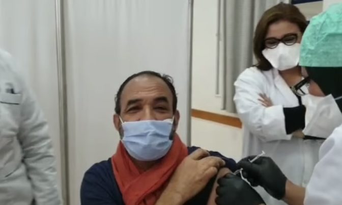 في الهرهورة.. رشيد الوالي يتلقى أول جرعة من اللقاح ضد كورونا (فيديو)