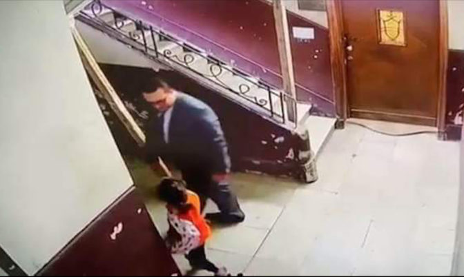 رجل يتحرش بطفلة.. فيديو صادم يثير غضب رواد مواقع التواصل الاجتماعي
