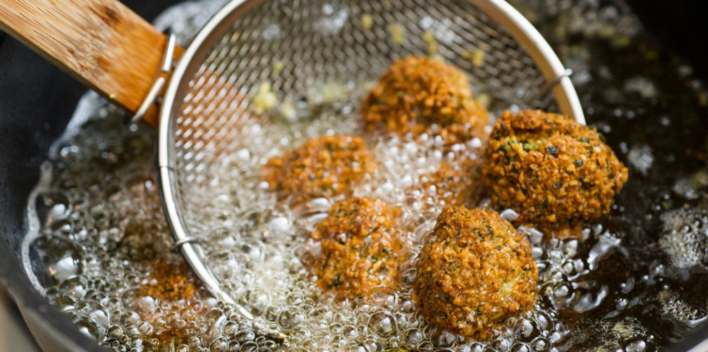 لكي لا تسمموا أمعائكم.. تفادوا تناول هذه المواد الغذائية