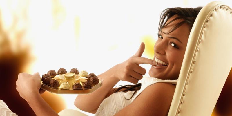 بينها السمك والشوكولاتة.. أطعمة تجلب السعادة وتحسن المزاج