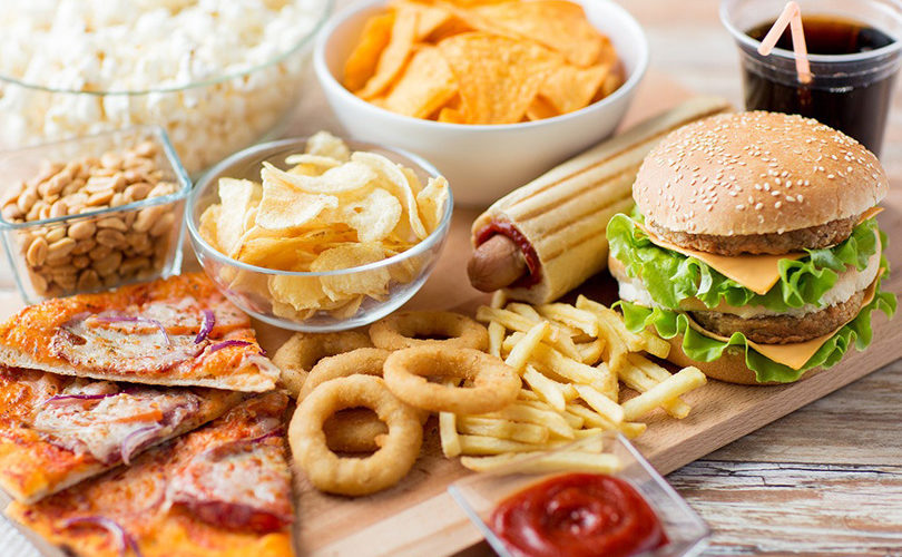 تزيد خطر الإصابة بالنوبة القلبية.. لهذا عليكم تجنب تناول الوجبات السريعة