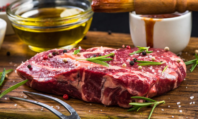 باحثون: تناول اللحوم بانتظام يزيد من خطر الإصابة بأمراض القلب والسكري والالتهاب الرئوي وأمراض خطيرة أخرى