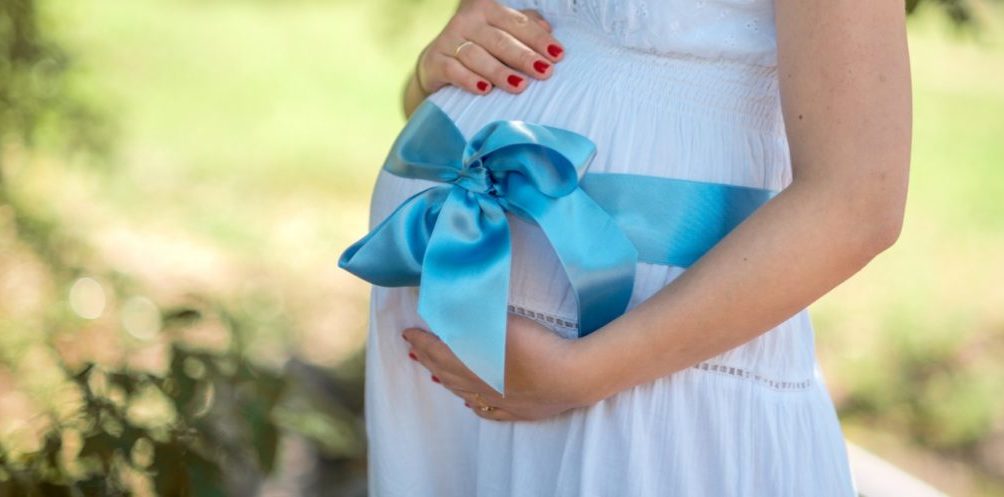 بينها الأكل كثيرا خلال الحمل..5 مؤشرات علمية تدل على حملك بصبي