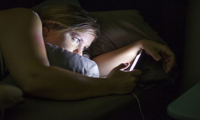 علماء يحذرون: استخدام الهاتف الذكي في السرير يزيد من خطر الإصابة بالسرطان!