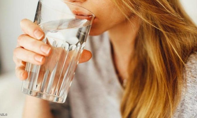 طبيبة: الإفراط في شرب الماء يؤثر سلبا على الصحة!