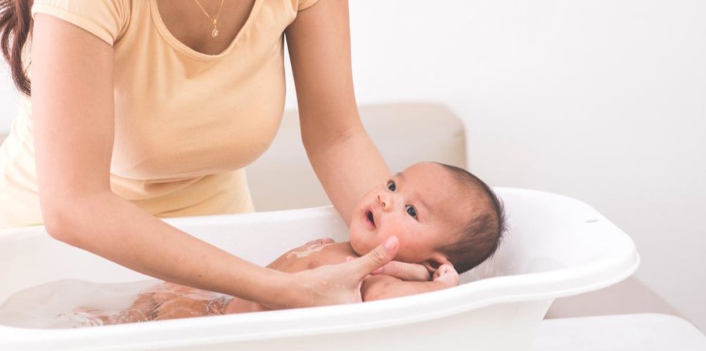 يعرض بشرته للتشقق والحكة.. أضرار الاستحمام المتكرر على الطفل