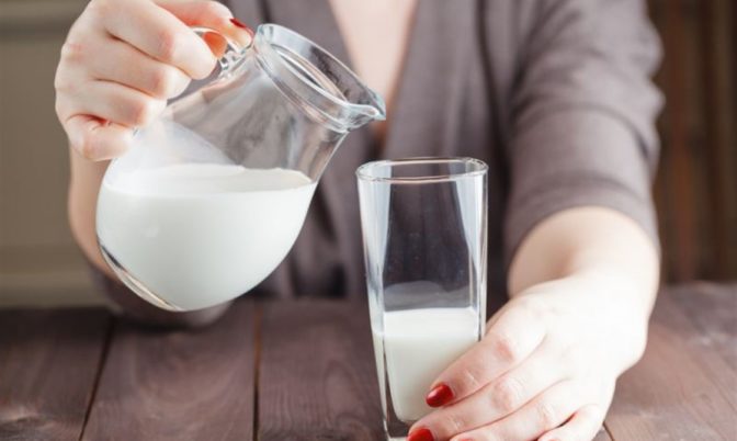 دراسة حديثة: كأس من الحليب يوميا يقلل من خطر الإصابة بأمراض القلب