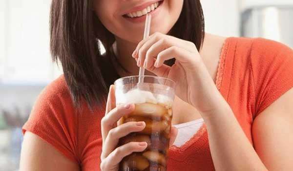 دراسة تحذر: شرب النساء المشروبات المحلاة بالسكر في المراهقة يزيد من احتمالية إصابتهن بسرطان القولون!