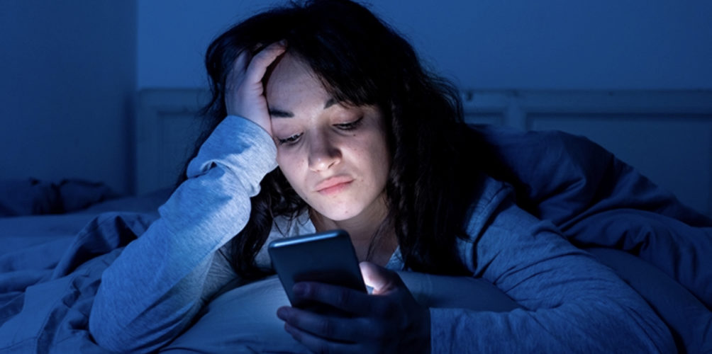 بينها زيادة احتمال التعرض لأزمة قلبية.. أضرار صحية خطيرة ناجمة عن السهر لساعات طويلة