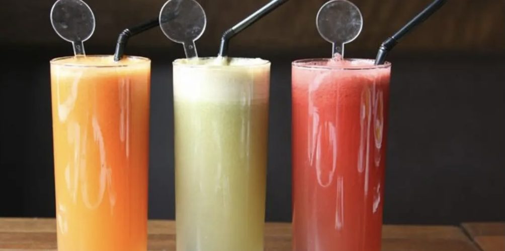 هل يؤثر على الصحة؟ هذا ما يحصل عند شرب الصائم للعصير