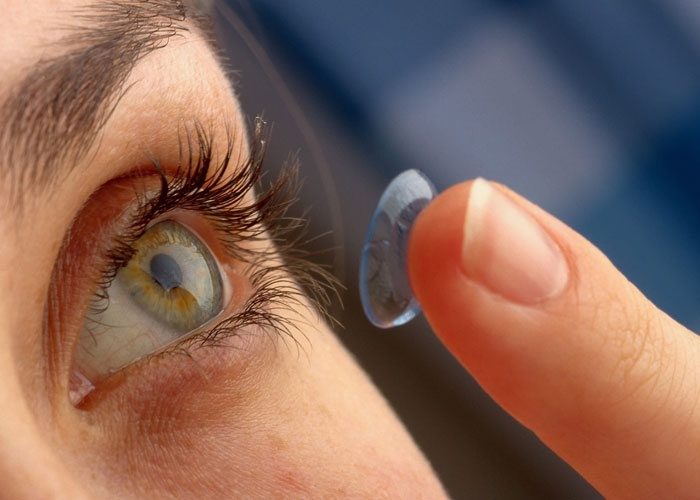 خلال الصيف.. تجنبوا ارتداء العدسات اللاصقة!