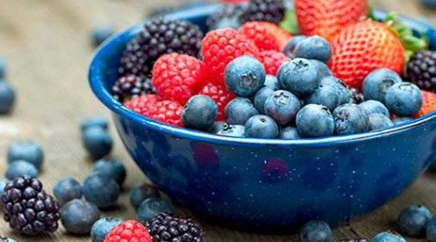 قد يضر بصحتهم.. أشخاص لا يجب عليهم تناول التوت