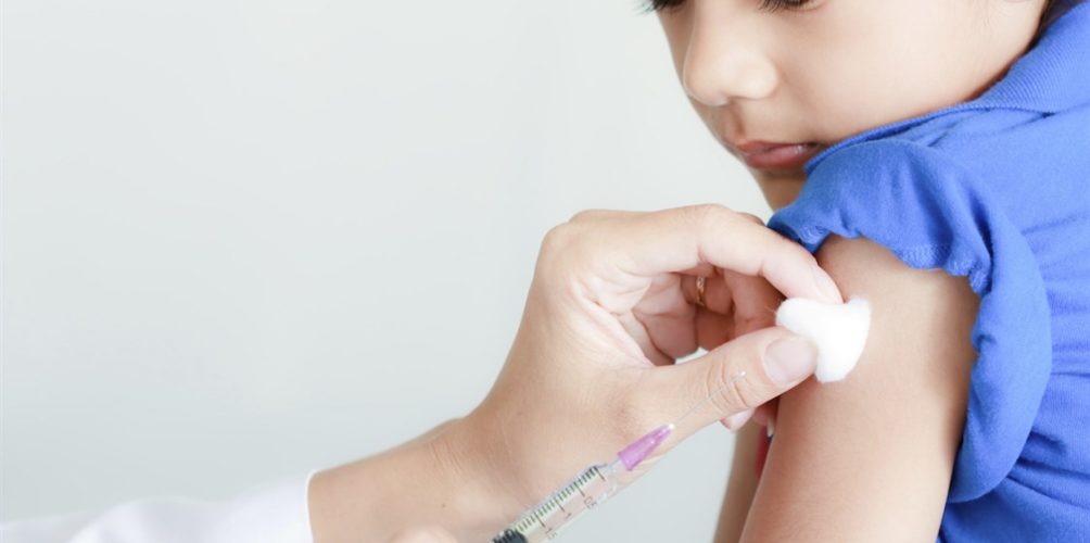 هل يجب تلقيح الأطفال ضد كورونا؟ خبراء يحسمون الجدل