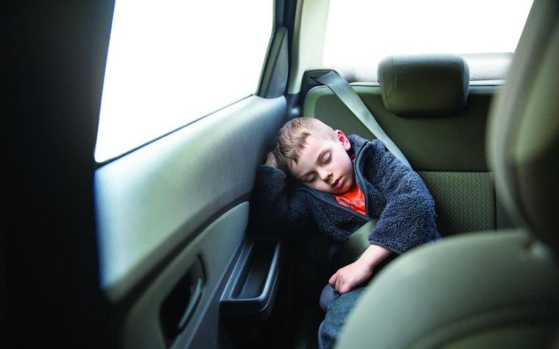 خبراء يحذرون: لا تتركوا الأطفال وحدهم داخل سيارة في حر الصيف!