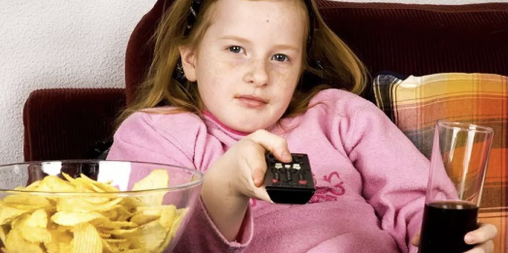 دراسة تحذر: تناول الأطفال الطعام خلال مشاهدة التلفاز يؤثر على قدراتهم اللغوية