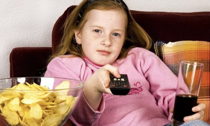 دراسة تحذر: تناول الأطفال الطعام خلال مشاهدة التلفاز يؤثر على قدراتهم اللغوية