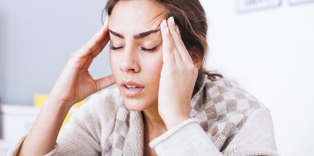 مرضى الصداع النصفي.. أخصائي يكشف التغذية المناسبة