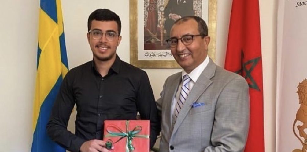بمعدل 19.68.. القنصل المغربي يستقبل التلميذ آدم الطالبي الحاصل على أعلى نقطة في الباكالوريا في السويد