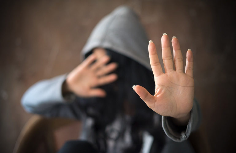 عرضات عليا لدارها/ اعترفت ليا بالحب ديالها.. شهادات شابات تعرضن للتحرش من قبل نساء