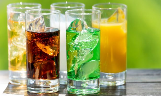 باحثون: الشباب الذين يشربون المشروبات السكرية قد يكونون أكثر عرضة للإصابة بهذا النوع من السرطان