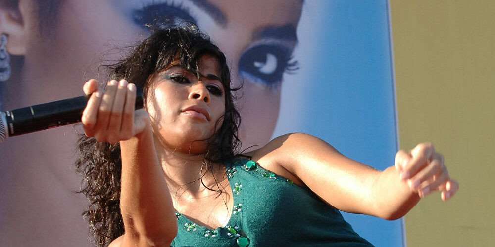 حافية القدمين.. الفنانة روبي تفاجئ جمهورها في حفل الساحل الشمالي