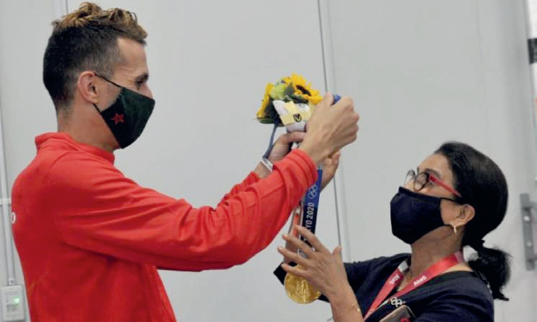 وصفته بالمقاتل و المحارب.. نوال متوكل تسلم البطل سفيان البقالي الميدالية الذهبية