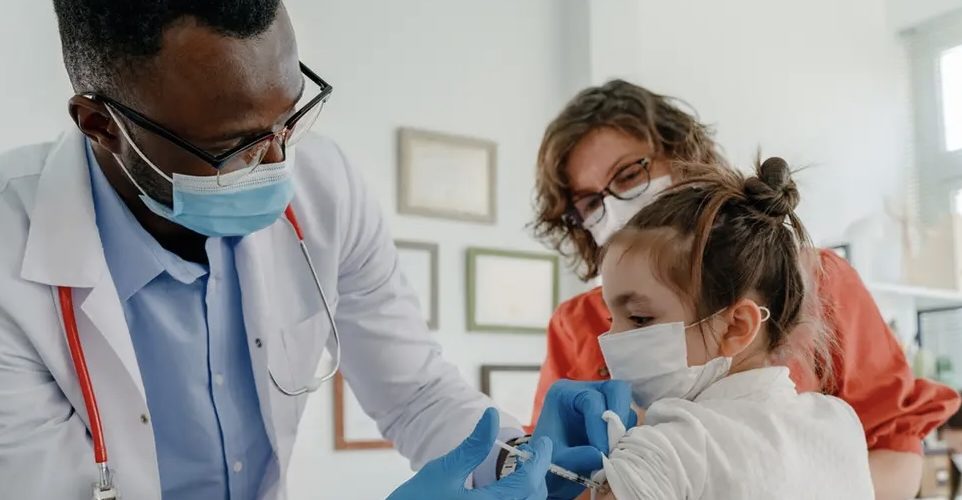 مديرية علم الأوبئة: يجب تلقيح الأطفال بين 12 و17 سنة لتحقيق المناعة الجماعية المرجوة