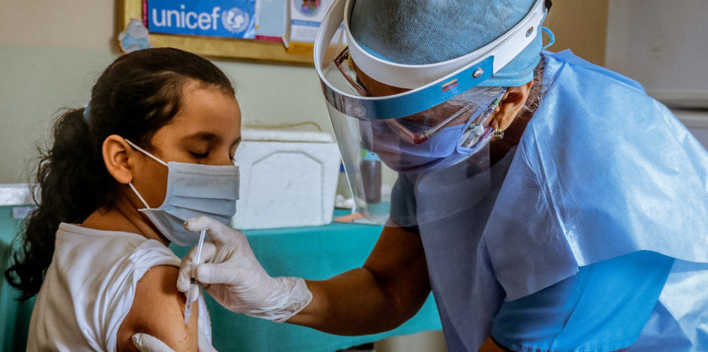 لتلقيح الأطفال ما بين 12 و17 سنة.. اللجنة العلمية تصادق على “فايزر” و”سينوفارم”