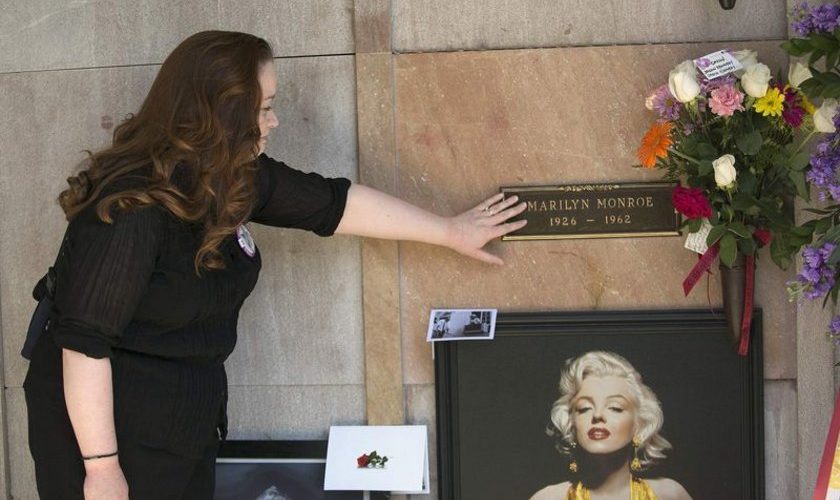 بسعر خيالي.. عرض القبر المجاور لقبر مارلين مونرو للبيع