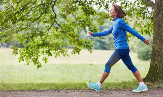 يساهم في العيش لمدة أطول ويحسن الحالة المزاجية.. دراسة تكشف فوائد المشي
