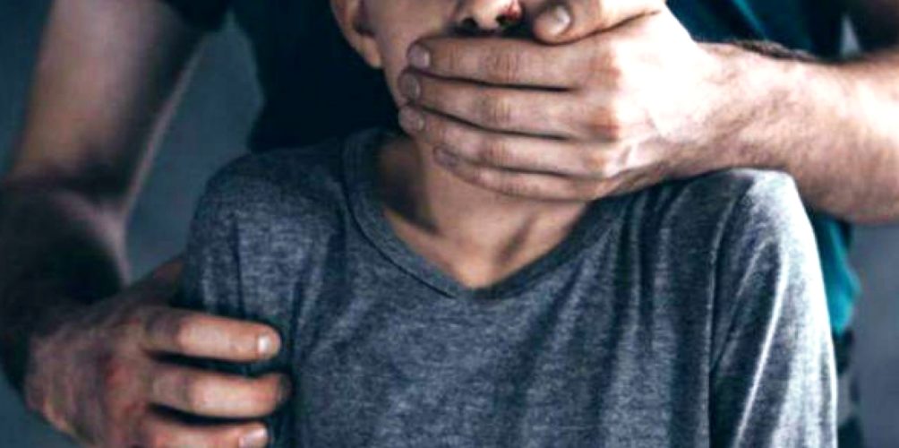 أكثر الجرائم فظاعة.. 33 شخصا يغتصبون قاصرا على مدى 8 أشهر