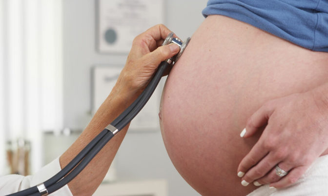 قد يؤدي إلى عيوب خلقية لدى الجنين.. مخاطر شرب الخمر خلال الحمل