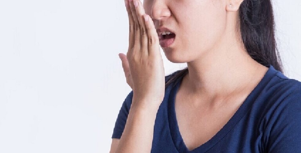 قد تكون دليلا على مشكلة صحية خطيرة.. أسباب رائحة الفم الكريهة