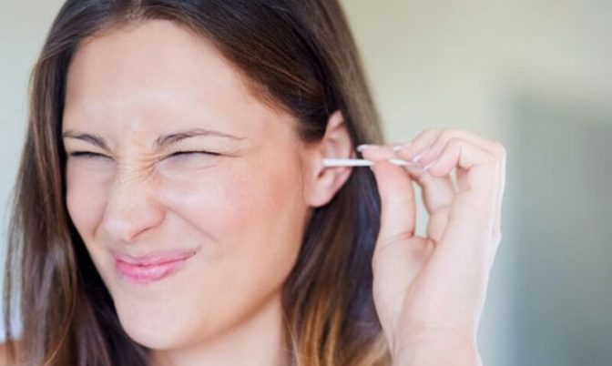 المسحات القطنية لتنظيف الأذن.. تقرير يكشف مخاطرها