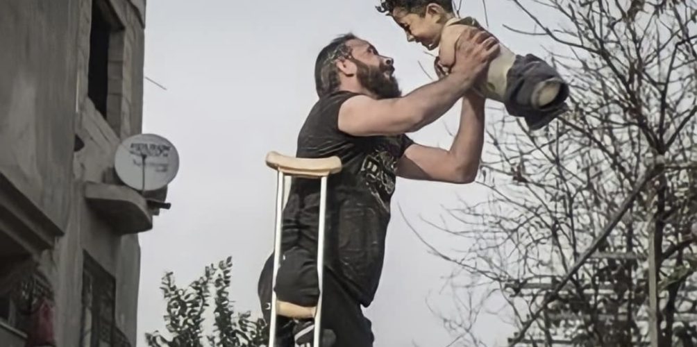 « مشقة الحياة ».. صورة مؤلمة لأب وابنه تفوز بجائزة أفضل صورة لهذا العام