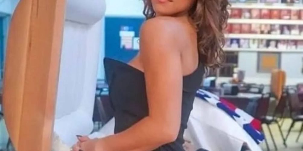 بعد نشرها صورا أمام نعش والدها.. مؤثرة تثير غضب متابعيها(صور)