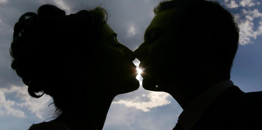 بينها تأخير الشيخوخة وزيادة هرمون السعادة.. فوائد متعددة للتقبيل على الصحة