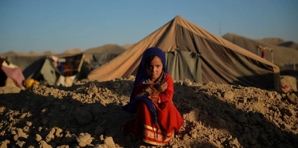 بسبب الجوع والفقر.. الأفغان يضطرون إلى بيع بناتهم