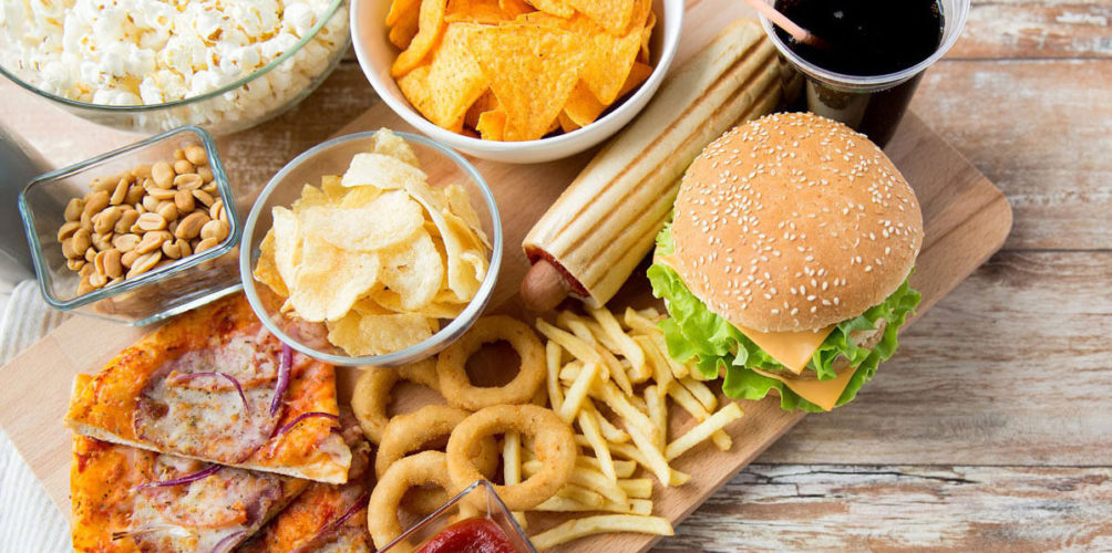 خلال فترة الإصابة.. أطعمة لا يجب على مرضى كورونا تناولها