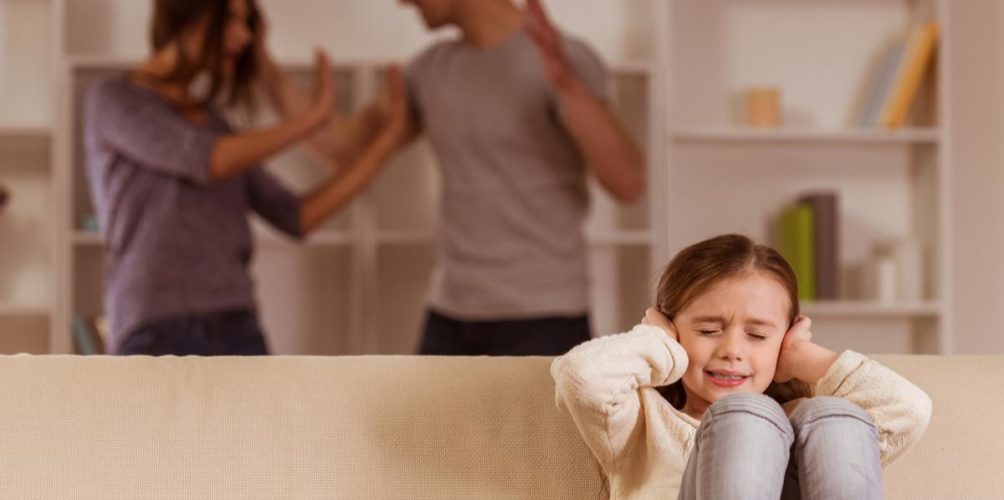 طفل عصبي وضعيف الشخصية.. آثار الخلافات بين الأبوين أمام أعين الأطفال