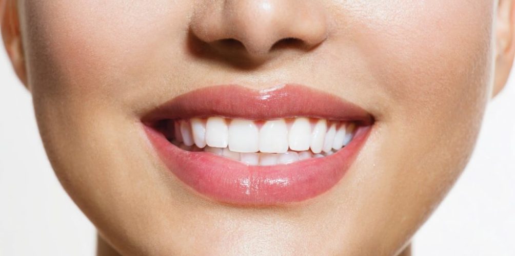 لابتسامة بيضاء وساحرة.. تناولوا هذه الفاكهة!