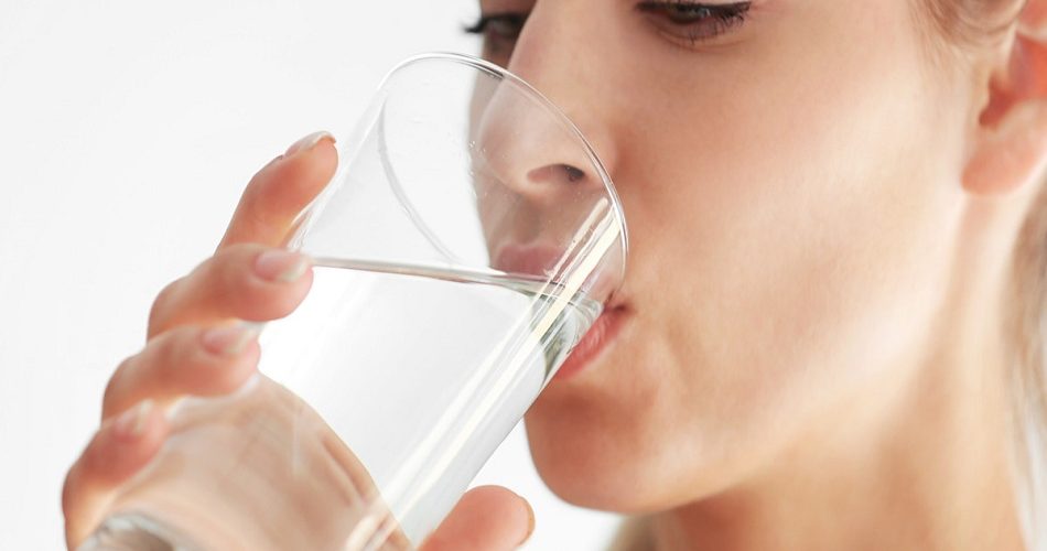 أقل مقارنة بفصل الصيف.. هذه كمية الماء التي يجب شربها في الشتاء